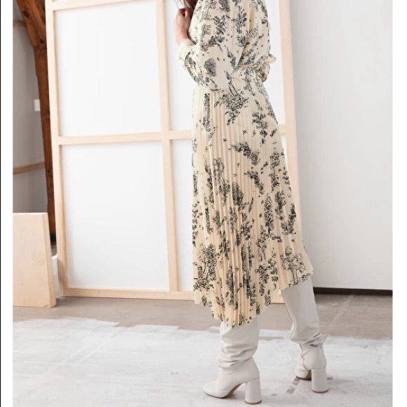 Asymmetrical floral pleated skirt - Picture 2 of 5